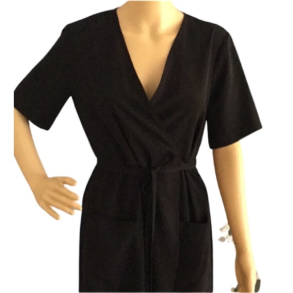 F21 | Black minimalist dress - Picture 3 of 6